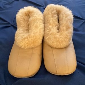 EB International Shearling Borrego Slippers NWOT